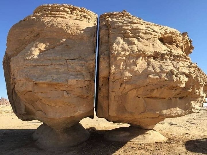 Фотография: Аль-Наслаа - мистическая скала с идеальным разломом посреди аравийской пустыни №2 - BigPicture.ru