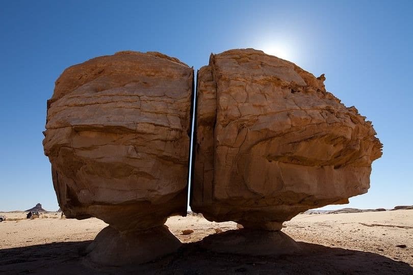 Фотография: Аль-Наслаа - мистическая скала с идеальным разломом посреди аравийской пустыни №3 - BigPicture.ru