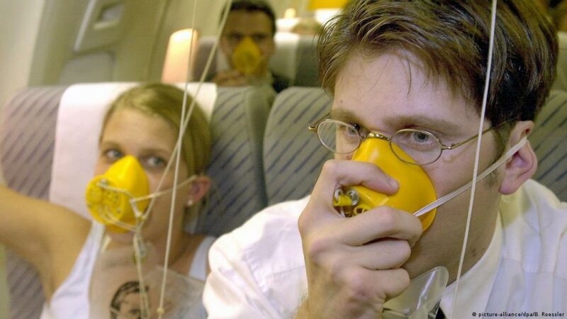 Фотография: Как работают кислородные маски в самолетах и почему в них нет кислорода №2 - BigPicture.ru