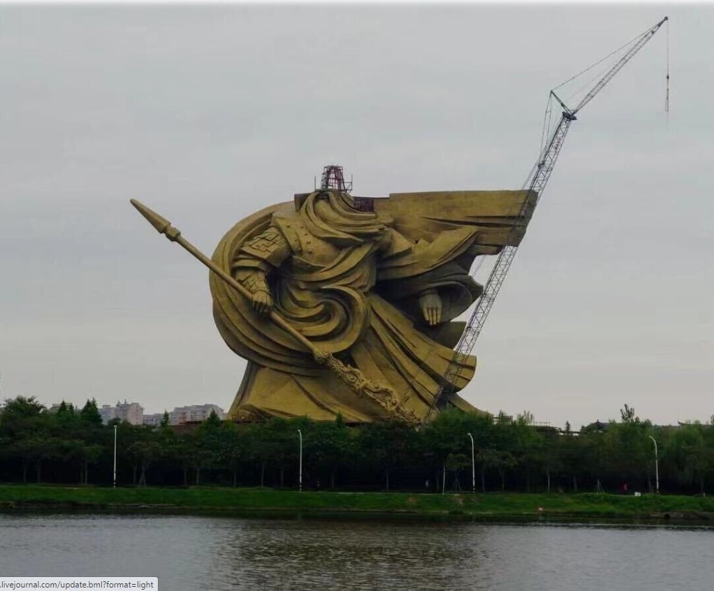 Фотография: По просьбам трудящихся: в Китае потратят огромную сумму на демонтаж статуи, которая не понравилась жителям №5 - BigPicture.ru