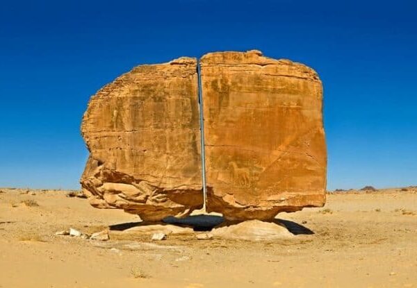 Аль-Наслаа – мистическая скала с идеальным разломом посреди аравийской пустыни