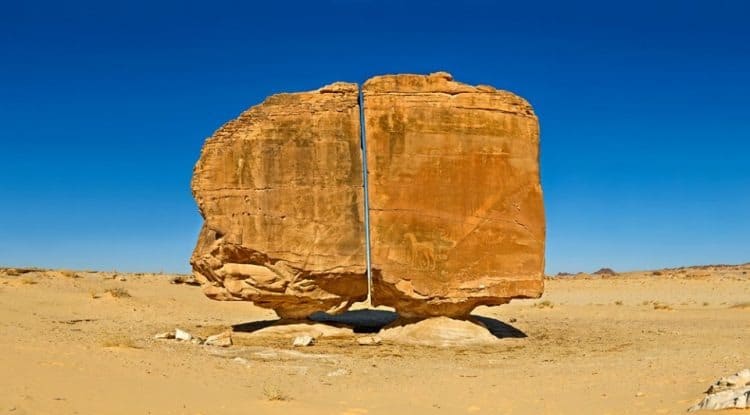 Фотография: Аль-Наслаа - мистическая скала с идеальным разломом посреди аравийской пустыни №1 - BigPicture.ru