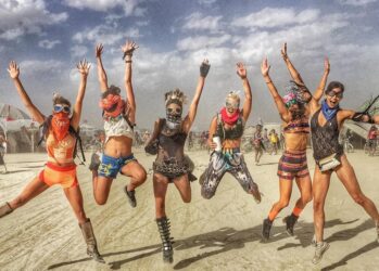 Эйфория посреди пустыни: Горячие откровения участников фестиваля Burning Man