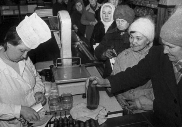 Зачем в советских магазинах продавцы надрывали или прокалывали чеки