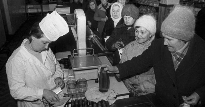 Фотография: Зачем в советских магазинах продавцы надрывали или прокалывали чеки №1 - BigPicture.ru