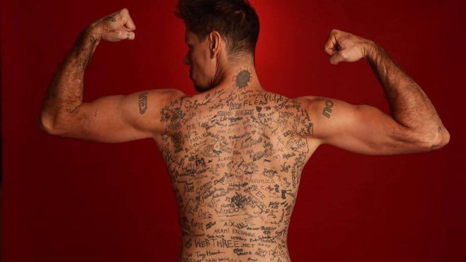 Фотография: Распишитесь! Инфлюенсер установил мировой рекорд, нанеся на спину 225 тату-автографов №4 - BigPicture.ru