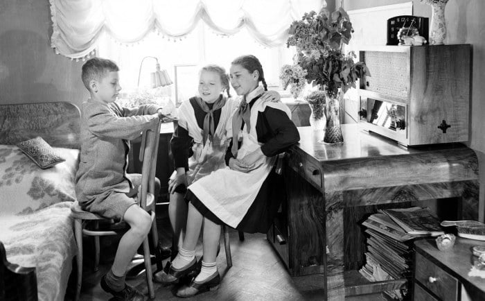Фотография: Почему в СССР до хрущевской оттепели ходили дома в уличной обуви №5 - BigPicture.ru