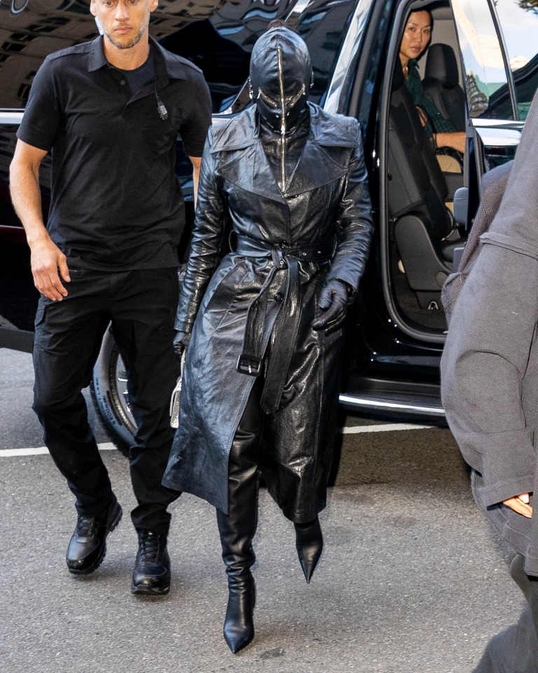 Фотография: Прогулка в стиле БДСМ: Ким Кардашьян прошлась по Нью-Йорку в кожаной маске №2 - BigPicture.ru