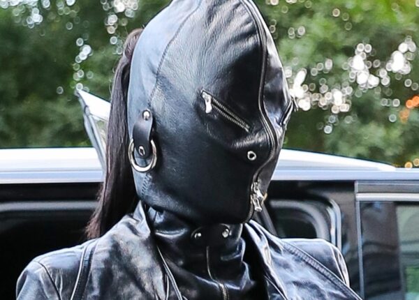 Прогулка в стиле БДСМ: Ким Кардашьян прошлась по Нью-Йорку в кожаной маске