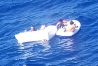 Фотография: После крушения катера в открытом море мать выкормила детей грудью, а сама умерла от обезвоживания №3 - BigPicture.ru