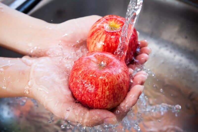 Фотография: Чем обрабатывают яблоки для длительного хранения и как ими не отравиться №3 - BigPicture.ru