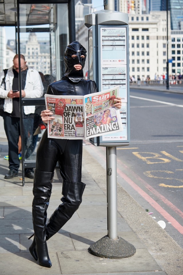 Фотография: Модель прошлась по улицам Лондона в провокационном наряде, как у Ким Кардашьян №2 - BigPicture.ru