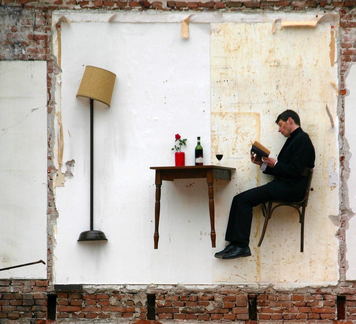 Фотография: В подвешенном состоянии: Французский художник живет в комнатах-призраках №2 - BigPicture.ru