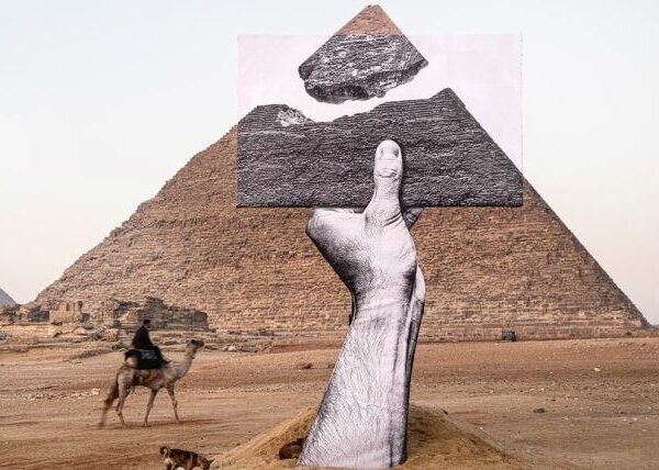 Возле египетских пирамид впервые в истории проходит выставка современного искусства