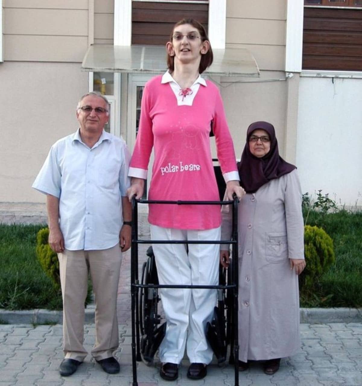 Фотография: Жительница Турции официально стала самой высокой женщиной в мире №4 - BigPicture.ru