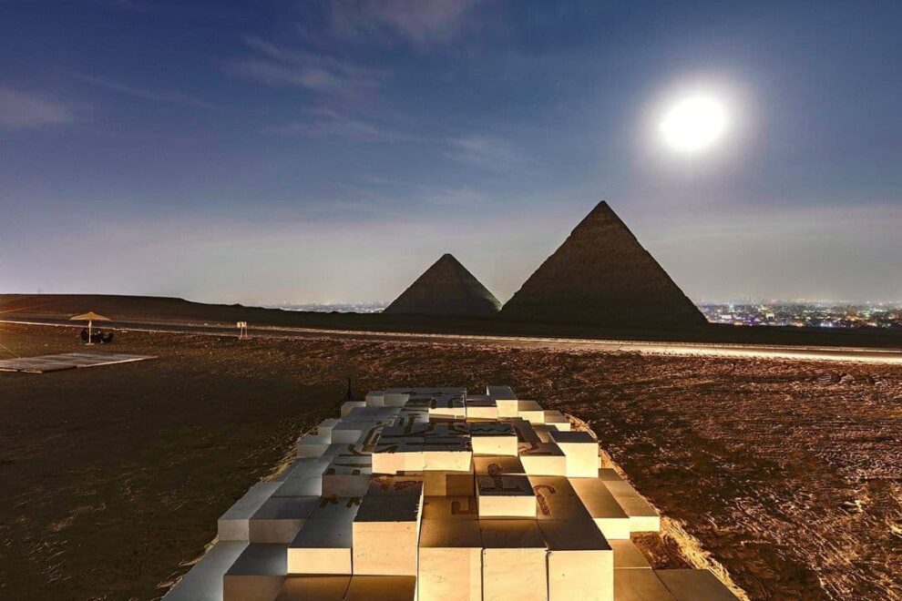Фотография: Возле египетских пирамид впервые в истории проходит выставка современного искусства №9 - BigPicture.ru