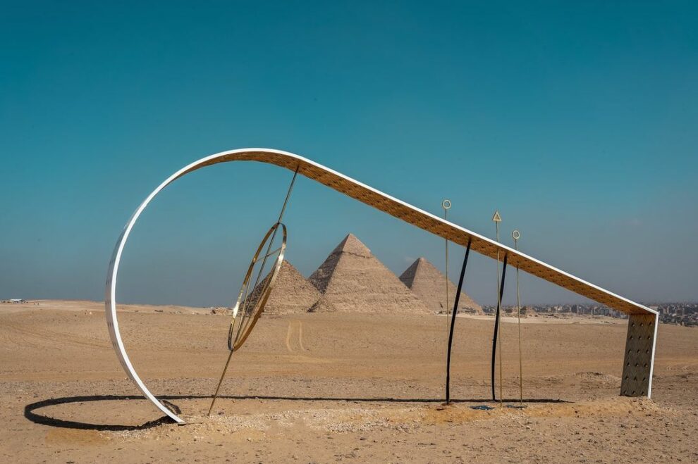 Фотография: Возле египетских пирамид впервые в истории проходит выставка современного искусства №8 - BigPicture.ru