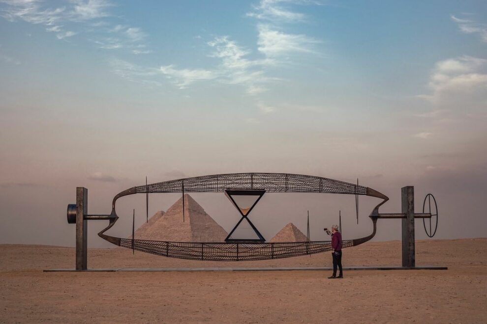 Фотография: Возле египетских пирамид впервые в истории проходит выставка современного искусства №5 - BigPicture.ru