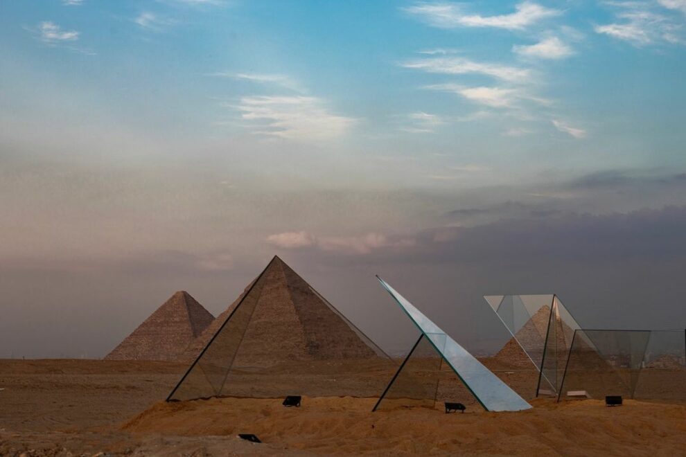 Фотография: Возле египетских пирамид впервые в истории проходит выставка современного искусства №6 - BigPicture.ru