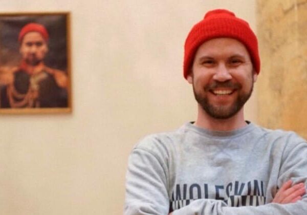 Питерский блогер повесил свой портрет в Эрмитаже и вызвал скандал