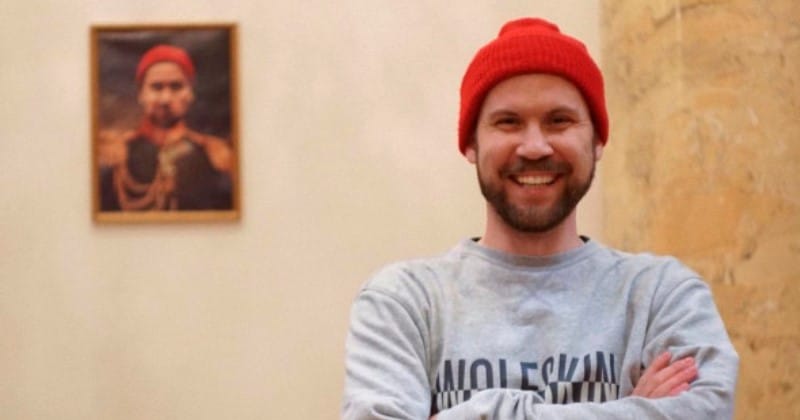 Фотография: Питерский блогер повесил свой портрет в Эрмитаже и вызвал скандал №1 - BigPicture.ru