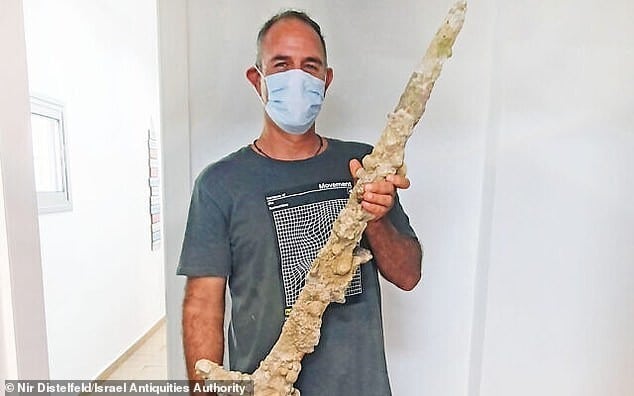 Фотография: У берегов Израиля дайвер обнаружил меч крестоносца возрастом 900 лет №8 - BigPicture.ru