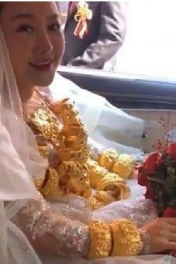 Фотография: В Китае невеста не смогла ходить из-за веса золотых украшений №2 - BigPicture.ru