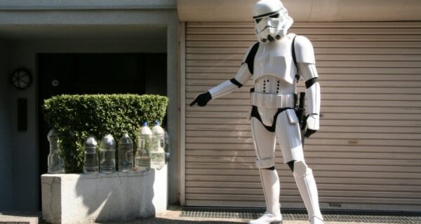 Зачем японцы выставляют вдоль заборов и столбов бутылки с водой