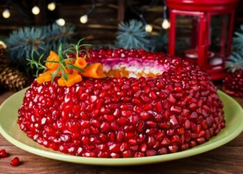 Просто и со вкусом: 7 необычных рецептов салатов с зернами граната