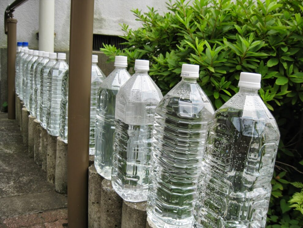 Фотография: Зачем японцы выставляют вдоль заборов и столбов бутылки с водой №2 - BigPicture.ru