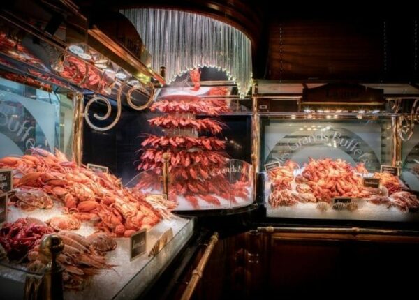 Рай для гурманов: шведский стол деликатесов во французском ресторане «Les Grands Buffet à Narbonne»
