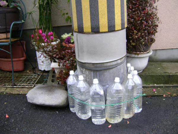 Фотография: Зачем японцы выставляют вдоль заборов и столбов бутылки с водой №4 - BigPicture.ru
