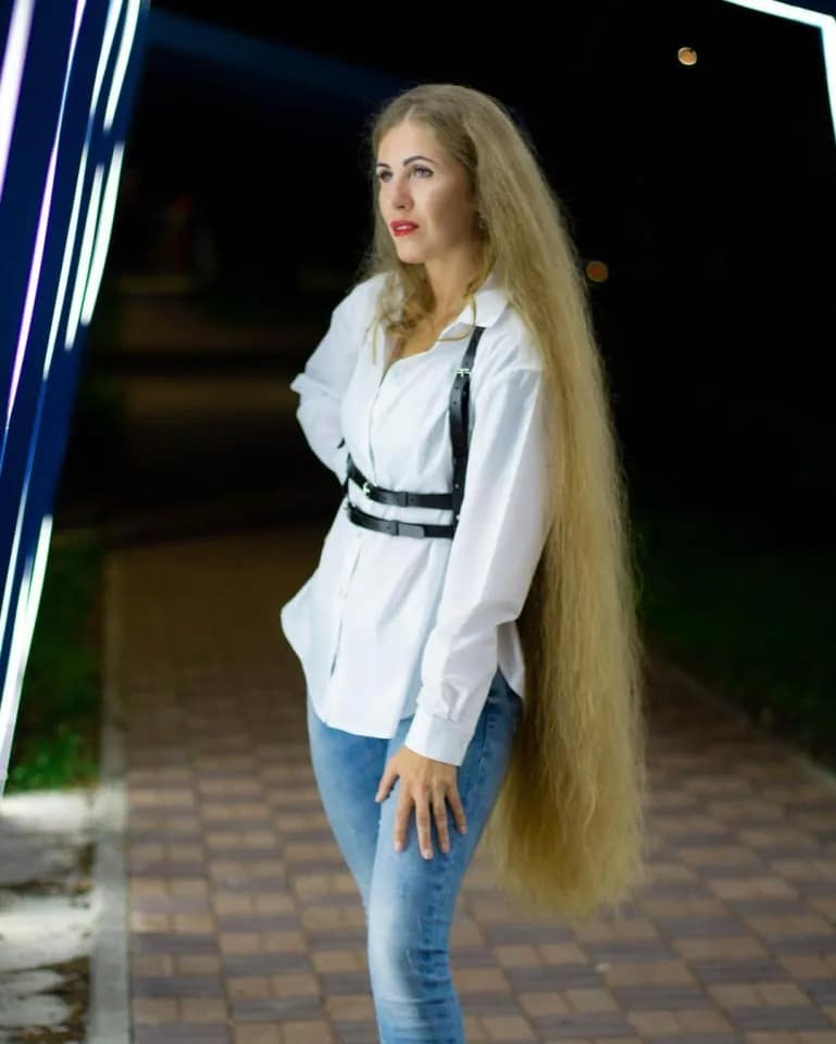 Фотография: Коса моя - краса моя: россиянка с невероятно длинными волосами стала звездой соцсетей №3 - BigPicture.ru