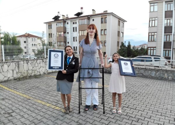 Жительница Турции официально стала самой высокой женщиной в мире