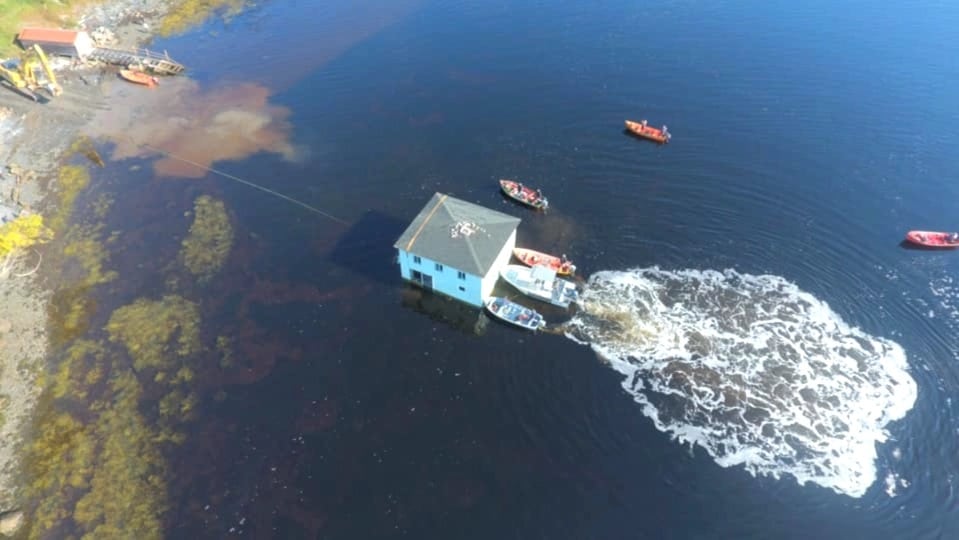 Фотография: Супруги из Канады переправили дом своей мечты вплавь по озеру на самодельном плоту №1 - BigPicture.ru