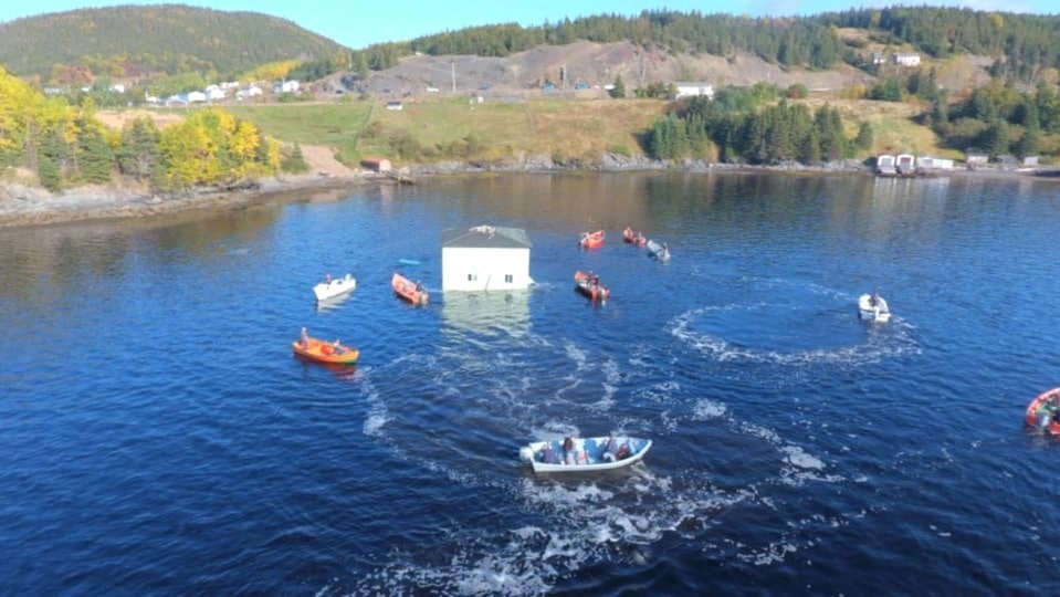 Фотография: Супруги из Канады переправили дом своей мечты вплавь по озеру на самодельном плоту №5 - BigPicture.ru