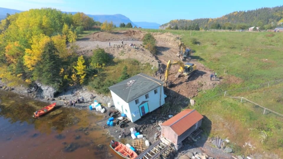 Фотография: Супруги из Канады переправили дом своей мечты вплавь по озеру на самодельном плоту №2 - BigPicture.ru