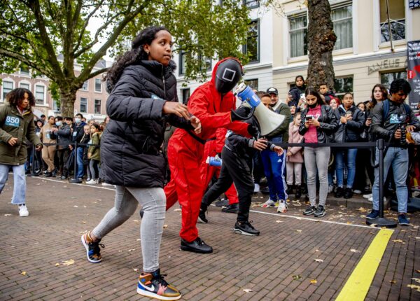 «Игра в кальмара» в Голландии: сотни людей воссоздали соревнование из нашумевшего сериала