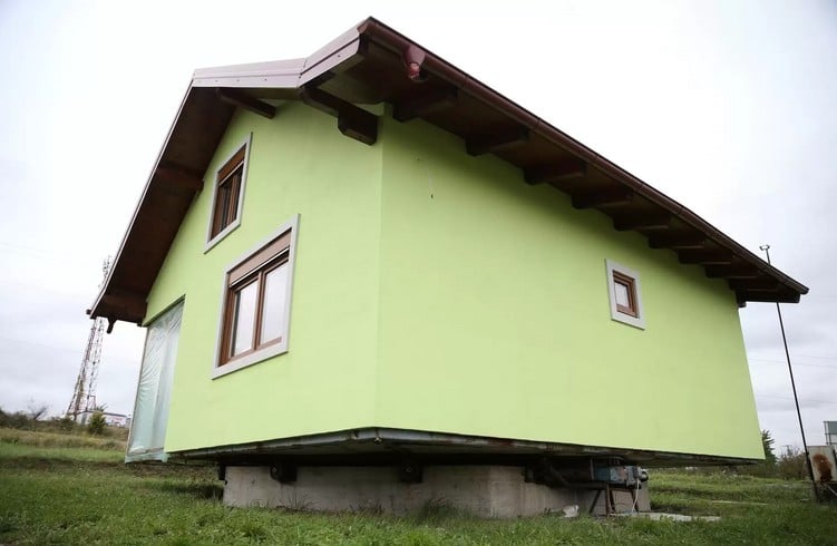 Фотография: Боснийский пенсионер построил вращающийся дом, чтобы угодить сварливой жене №2 - BigPicture.ru