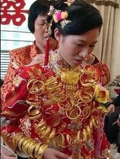 Фотография: В Китае невеста не смогла ходить из-за веса золотых украшений №4 - BigPicture.ru