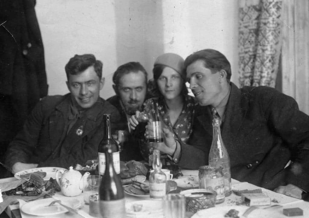 Застолье в СССР 1930-х годов с портвейном и закусками