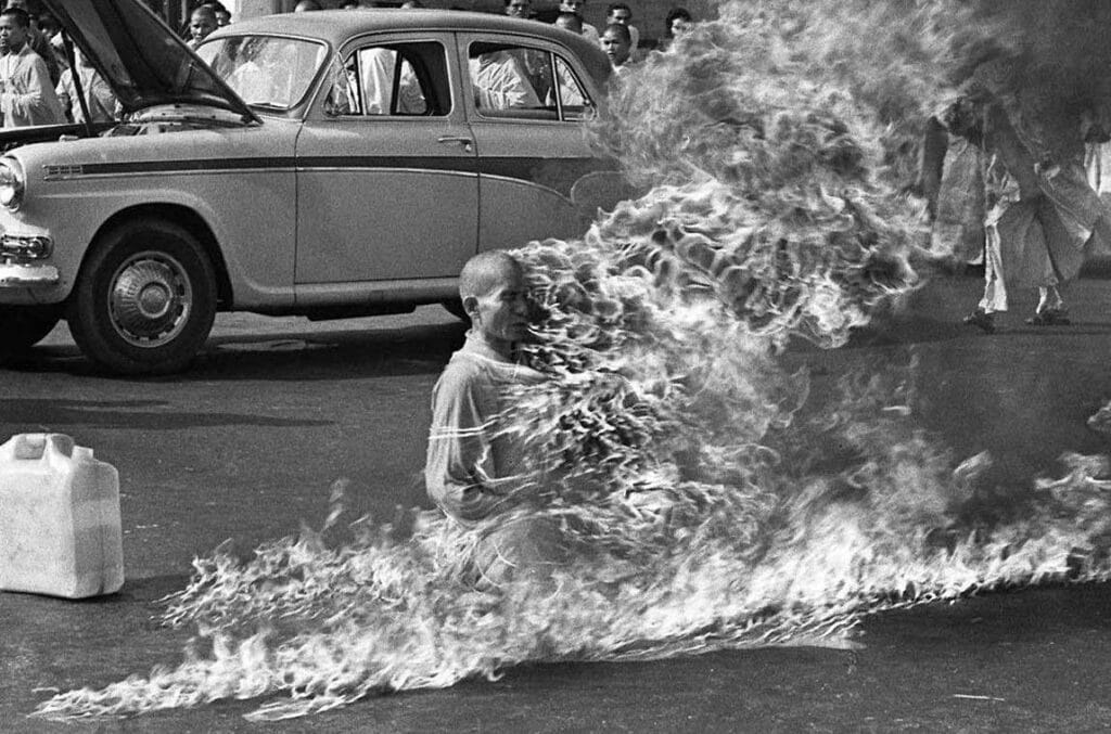 Bigpicture.ru Самосожжение буддийского монаха: пламя, которое изменило мир