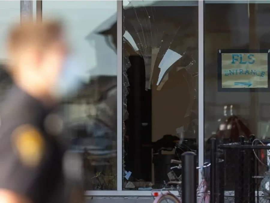 Фотография: Лось ворвался в канадскую школу через окно и устроил погром №2 - BigPicture.ru