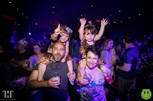 Фотография: Когда дома не сидится: родители из Великобритании ходят в ночные клубы и на вечеринки вместе с детьми №6 - BigPicture.ru