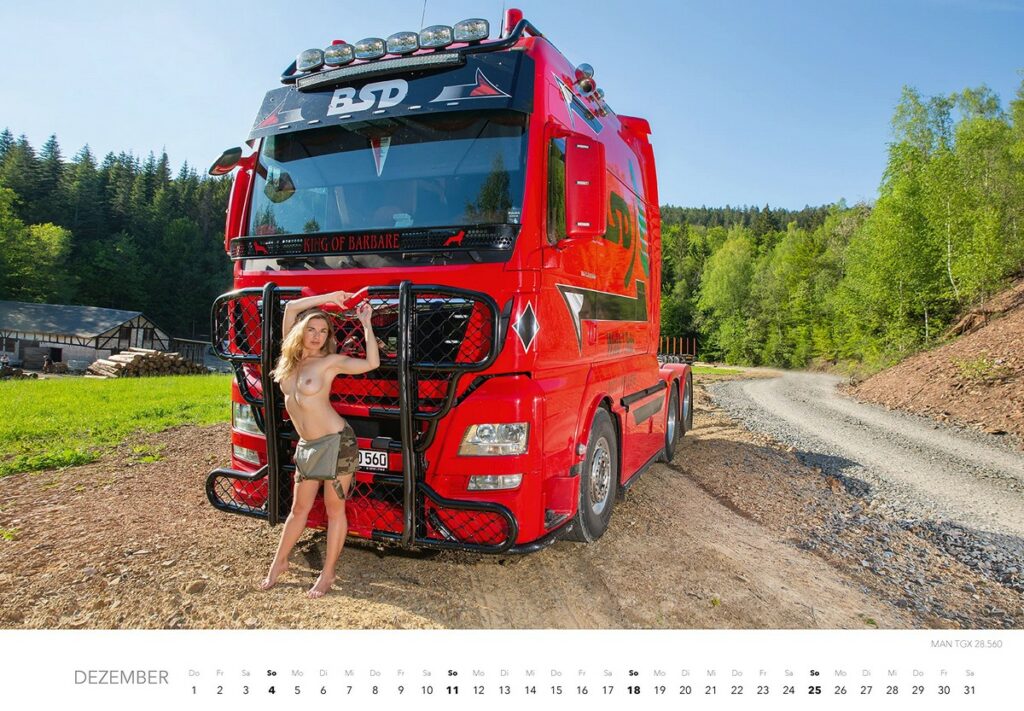 Фотография: Горячие девушки и могучие грузовики в эротическом календаре 