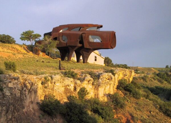 В США выставили на продажу «инопланетный дом» из стали, созданный известным художником
