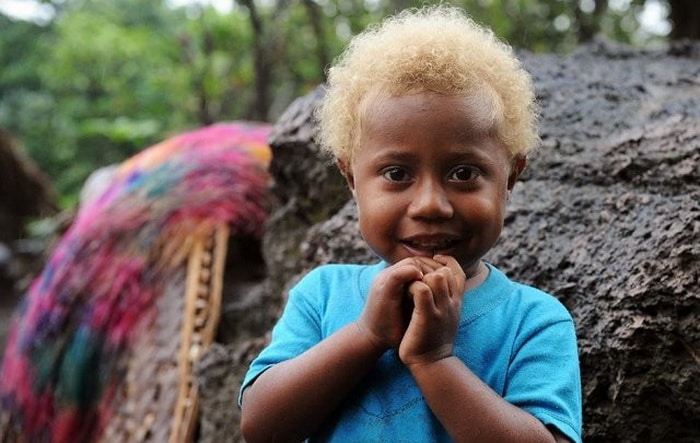 Фотография: Почему на Соломоновых островах рождаются темнокожие блондины №2 - BigPicture.ru