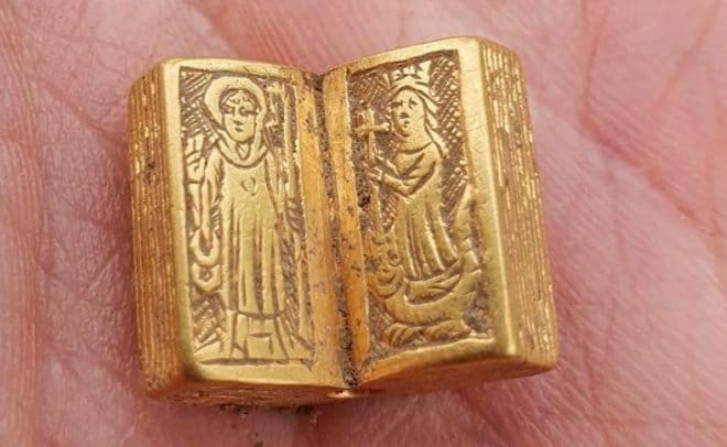 Фотография: В Великобритании нашли миниатюрную Библию 15 века из чистого золота №5 - BigPicture.ru