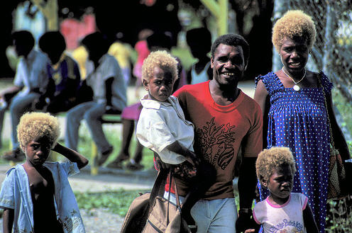 Фотография: Почему на Соломоновых островах рождаются темнокожие блондины №4 - BigPicture.ru