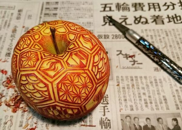 Японский художник вырезает сложнейшие узоры на овощах и фруктах